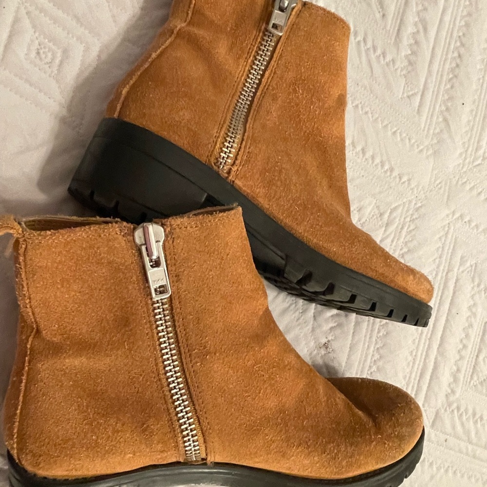 Stylish Tan Ankle Boots with Zipper